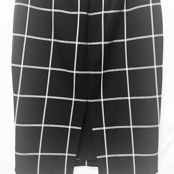Sleek and Confident Black Pencil Skirt (lined)— Size 00 - Picture 3 of 3